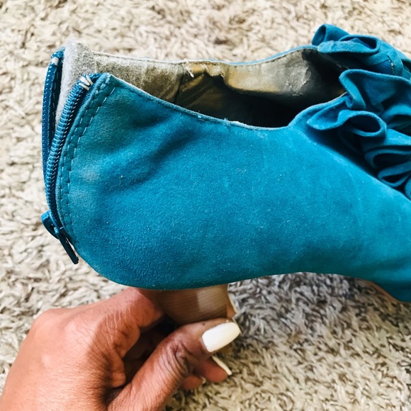 Teal blue ruffle top ladies size 11 heels, $25 - Picture 10 of 10